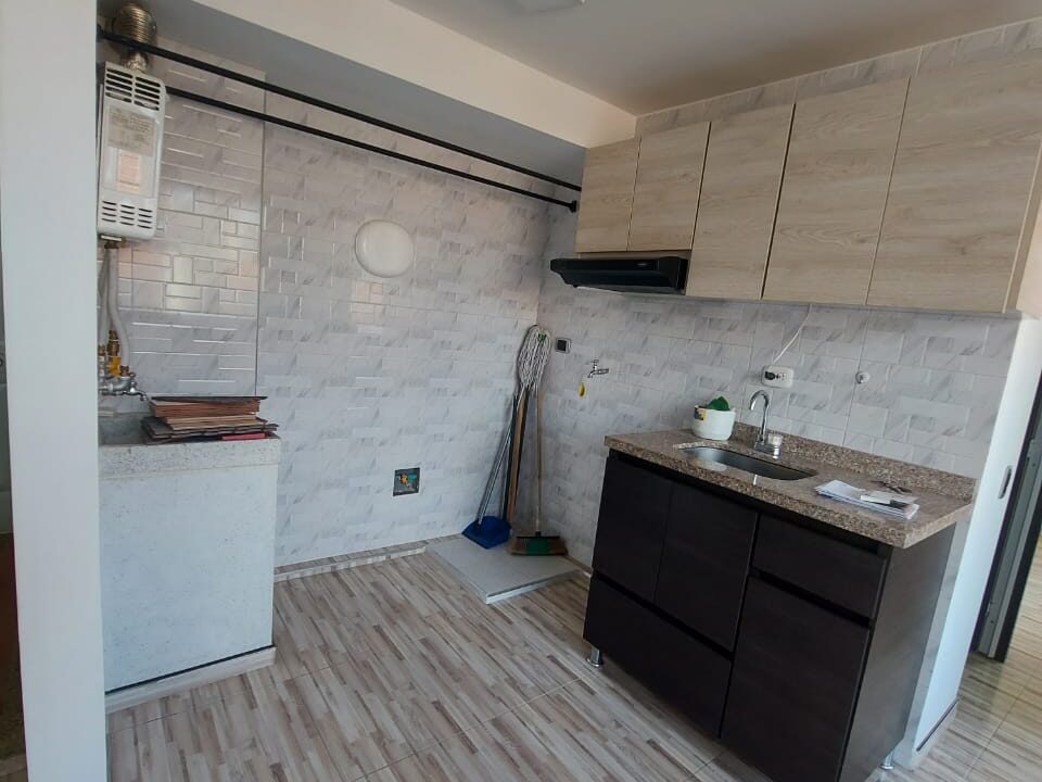 Cocina y Zona de Lavanderia- venta- bogota- apartamento en venta- lavado- venta- Lavanderia- Altavista- Luz- Ventana