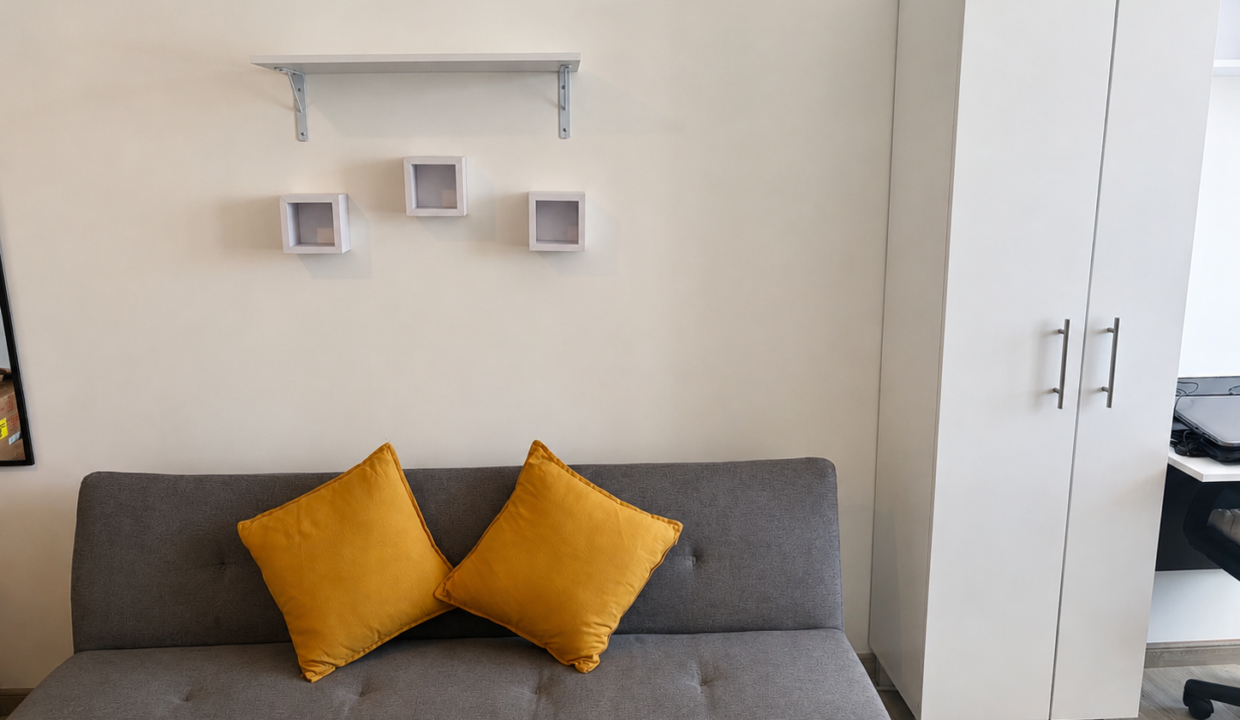SOFA Y MUEBLE AUXILIAR