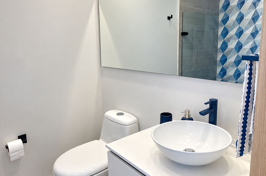 Baño de apartaestudio en Bogotá - Edificio 33DC