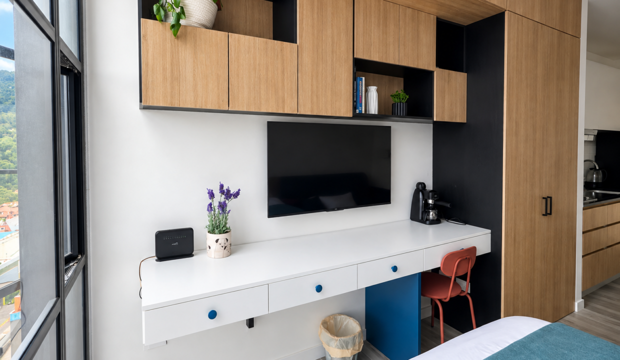Habitación amoblada con escritorio, closet y televisor en Chapinero